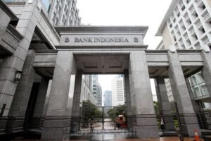 The main entrance of Bank Indonesia headquarters in Jakarta, reflecting Indonesia's economic growth efforts for 2025.