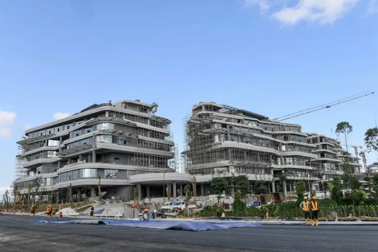 Construction progress on modern buildings in IKN, showcasing IKN investment strategies to create a sustainable capital in Indonesia.