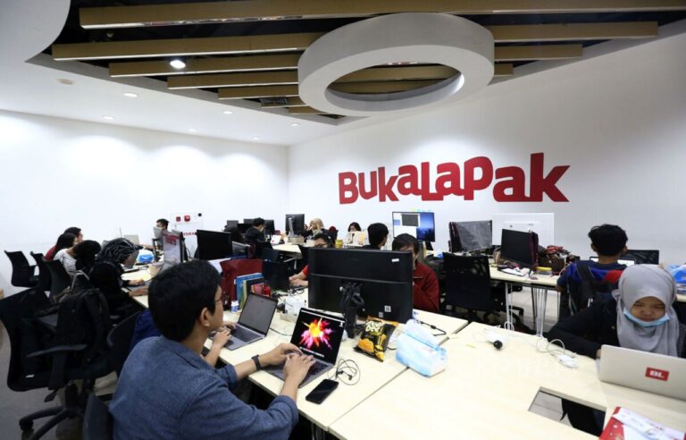 Employees working in Bukalapak's office, representing the company’s shift during the Bukalapak Marketplace Exit to focus on virtual products and adapt to a competitive e-commerce industry.