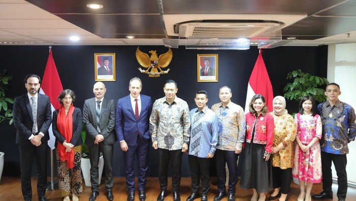 Indonesia France Infrastructure Partnership meeting featuring Coordinating Minister Agus Harimurti Yudhoyono and French Ambassador Fabien Penone, highlighting collaborative discussions on Transit-Oriented Development (TOD) areas, sustainable infrastructure, and transportation advancements.