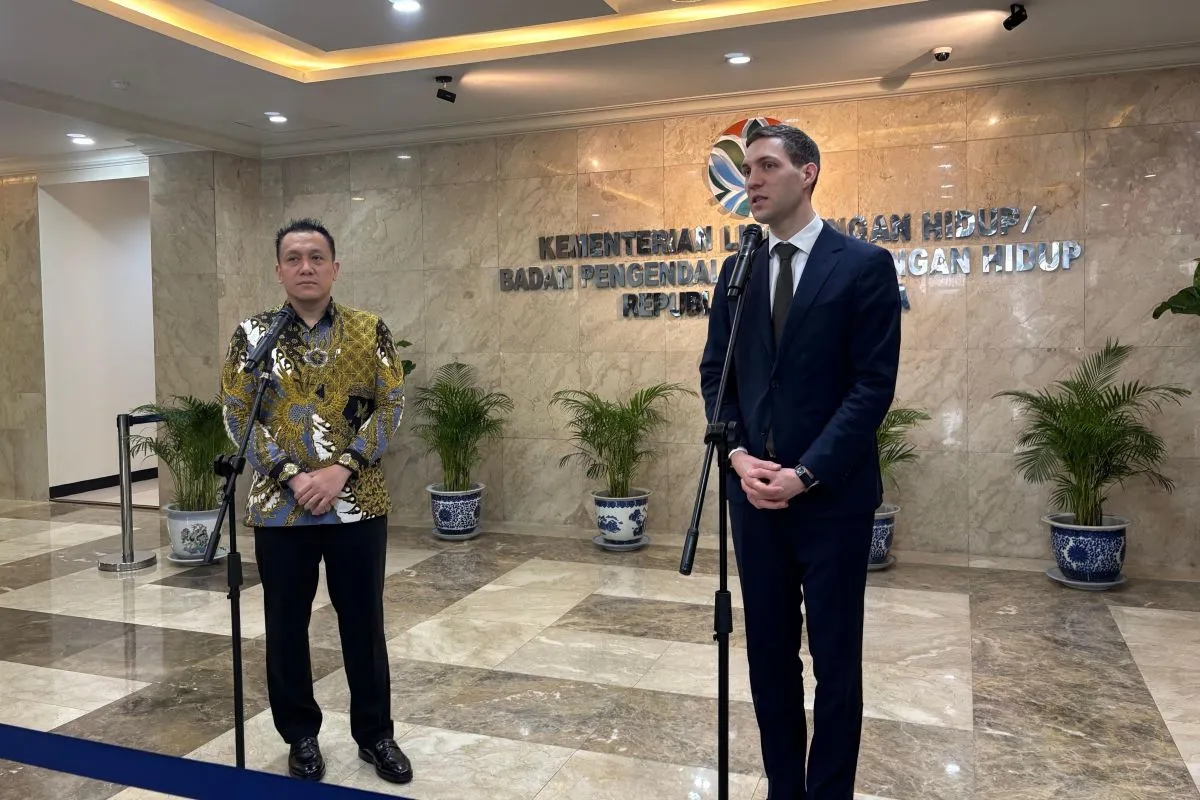 Deputy Minister of Environment Diaz Hendropriyono and Norwegian Minister of Climate and Environment Andreas Bjelland address the media after a meeting at the Ministry of Environment and Forestry in Jakarta. The discussion highlights Indonesia-Norway Environmental Cooperation, focusing on sustainable initiatives and joint efforts in climate action.