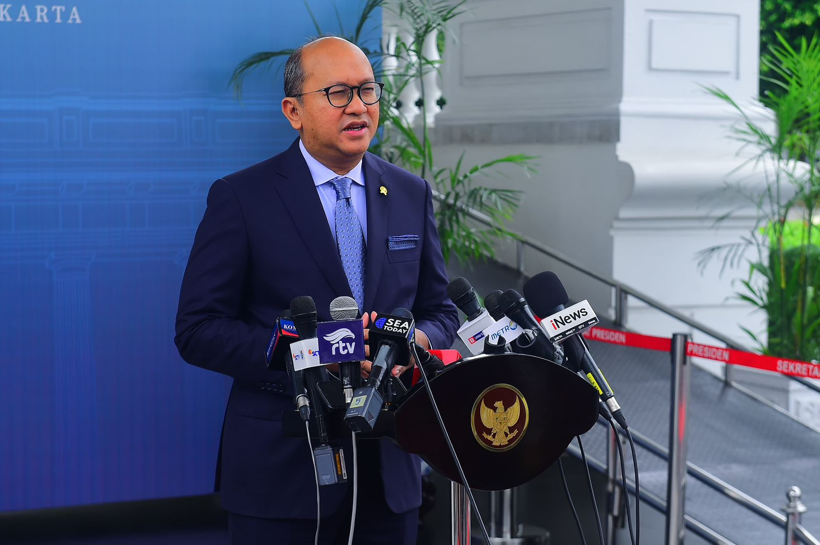 Minister Rosan Roeslani delivers a press statement on Q1 investment results, supporting the Indonesia economic forecast.