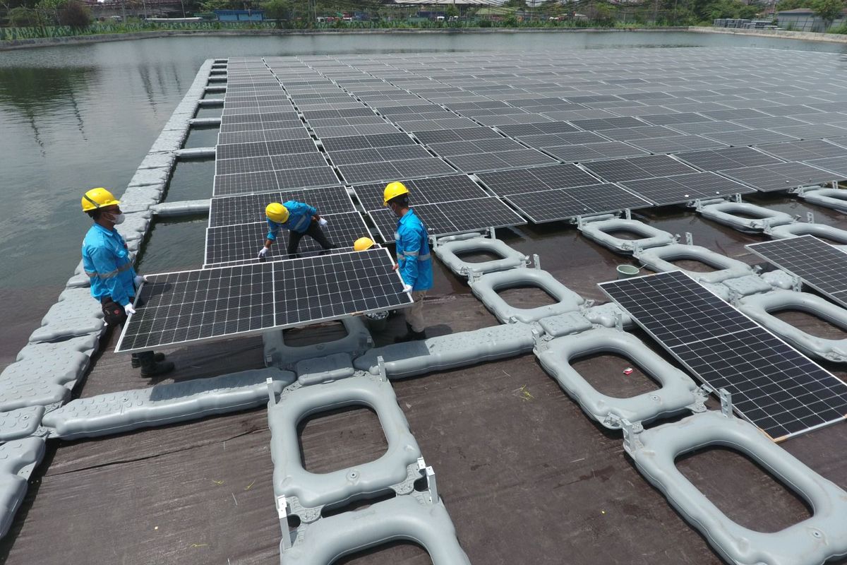 Workers install solar panels at Indonesia’s largest floating solar power plant in Semarang, supporting the Indonesia clean energy transition.
