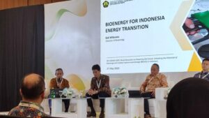 Panel discussion on bioenergy and CCS featuring Edi Wibowo at IPA Convex 2025, highlighting Indonesia carbon storage hub potential.