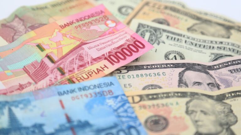 Rupiah and Dollar bills symbolizing the transition to Local Currency Transaction in the Indonesia-China Cooperation and strategic partnership.