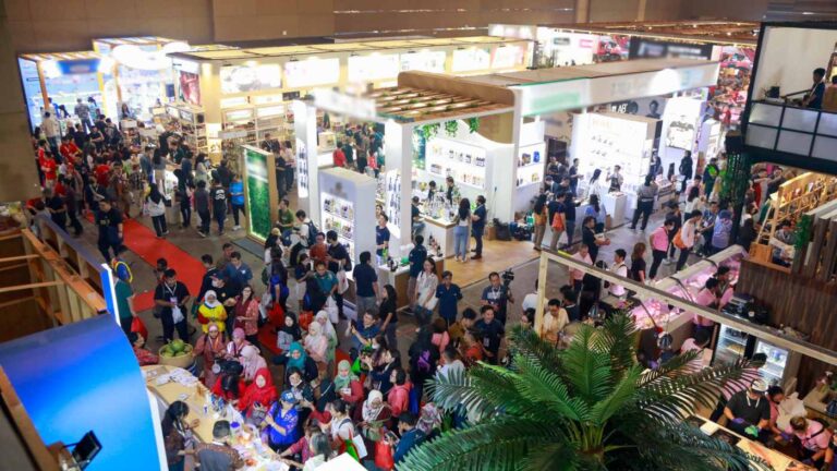 Crowds exploring exhibitor booths at Jakarta F&B Expo, showcasing global food and hospitality innovations.