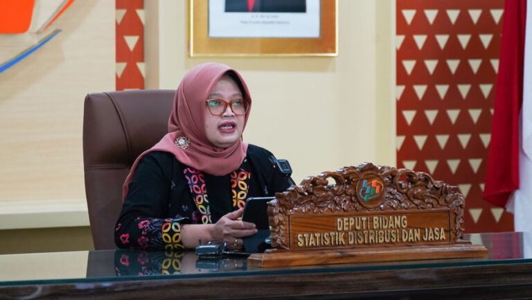Pudji Ismartini delivers a press briefing on Indonesia foreign tourist arrivals in June 2025 at the BPS office.
