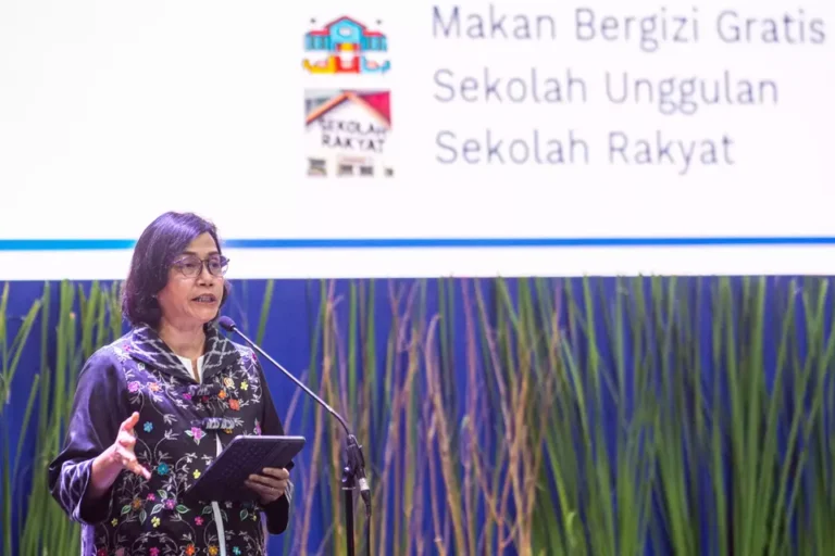 Sri Mulyani giving a speech about super tax deduction scheme