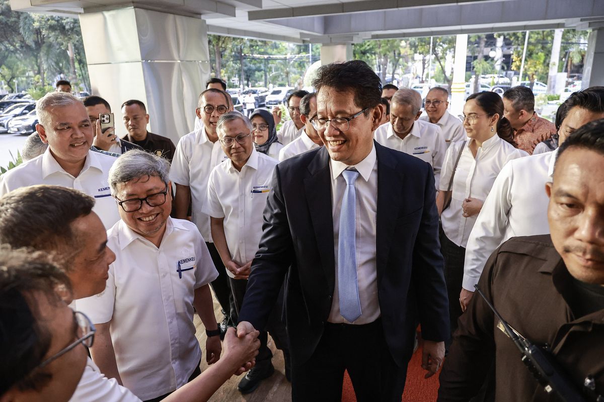 The new Indonesia finance minister shaking hands during an event.