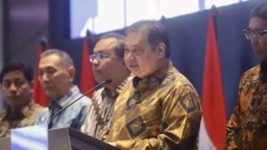 Coordinating Minister for Economic Affairs, Airlangga Hartarto giving a speech about the Indonesian stock market