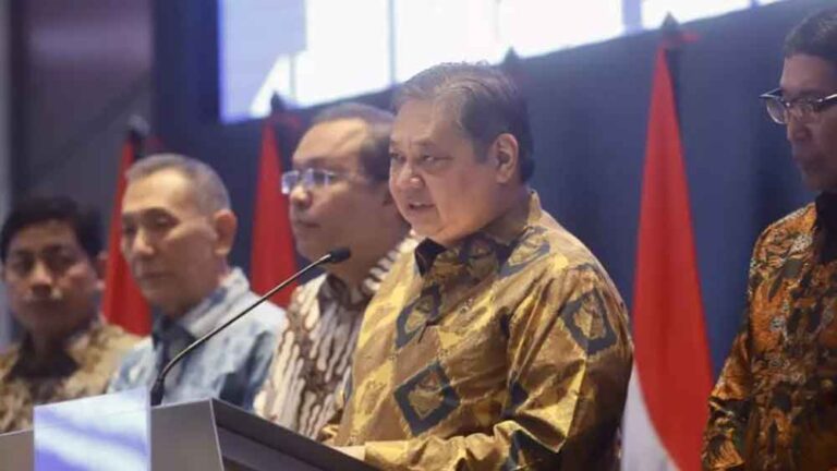 Coordinating Minister for Economic Affairs, Airlangga Hartarto giving a speech about the Indonesian stock market