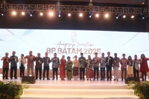 Deputy Head of BP Batam, Li Claudia Chandra, along with BP Batam Deputies, took a photo with the award recipients of the Batam Golden Visa at the BP Batam Investment Awards event held at the Radisson Hotel on Wednesday (October 22).