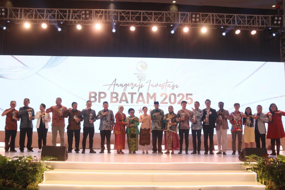 Deputy Head of BP Batam, Li Claudia Chandra, along with BP Batam Deputies, took a photo with the award recipients of the Batam Golden Visa at the BP Batam Investment Awards event held at the Radisson Hotel on Wednesday (October 22).