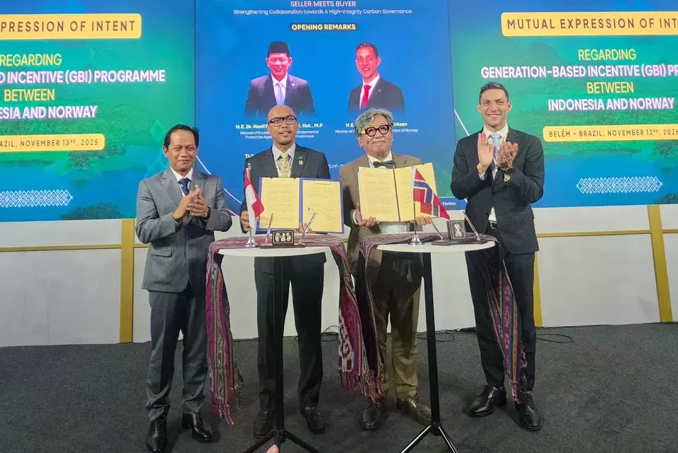 Government officials from Indonesia and Norway take a photo on the sidelines of the COP30 talks in Belem on Nov. 13, 2025 after signing a mutual agreement on the Indonesia-Norway Carbon Trade Deal.