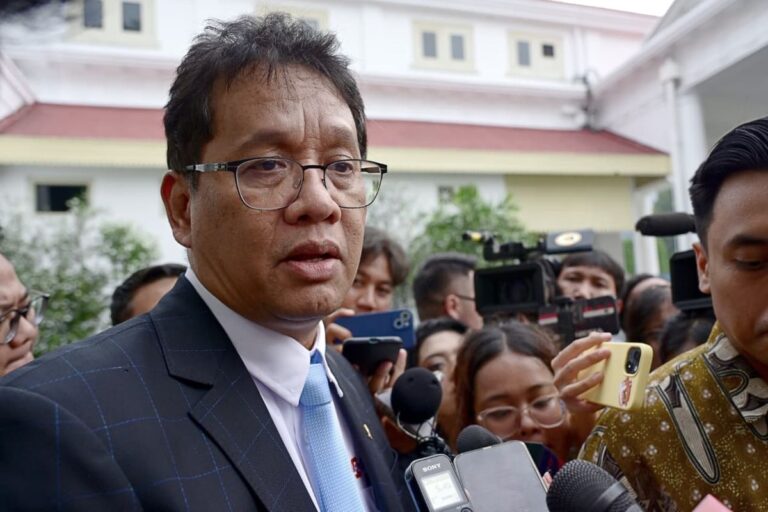 Purbaya Yudhi Sadewa answering quetions from reporters