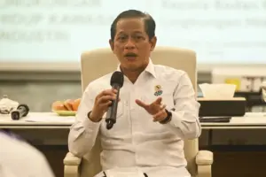 Minister of Environment Hanif Faisol Nurofiq explains measures against corporate environmental violations during a parliamentary meeting.