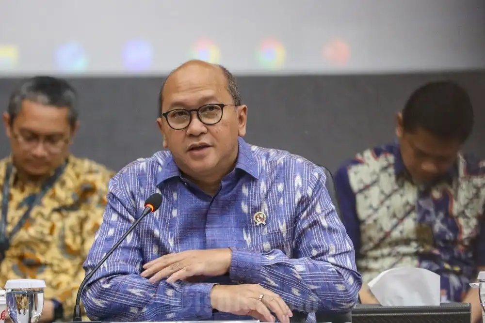 Rosan roslani at a press confrence answering questions about Indonesia investment growth