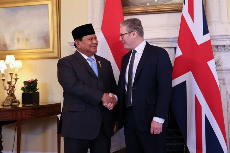 President Prabowo Subianto and British Prime Minister Keir Starmer shake hands in London during talks to advance the Indonesia–UK partnership.