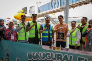 Officials and airline representatives celebrate new Semarang–Singapore flight route at Ahmad Yani International Airport, highlighting how new Semarang flights fuel Central Java foreign investment.