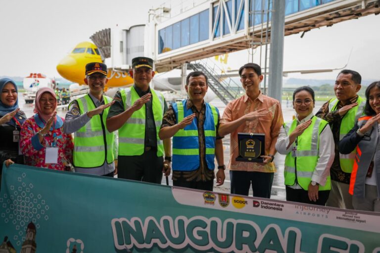 Officials and airline representatives celebrate new Semarang–Singapore flight route at Ahmad Yani International Airport, highlighting how new Semarang flights fuel Central Java foreign investment.