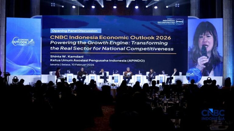 suasana-diskusi-panel-sesi-kedua-dalam-acara-economic-outlook-2026-dengan-tema-consolidating-growth-accelerating-the-transform-1770708689952_169
